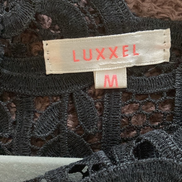 Luxxel M black lace top, cropped but high neck and capped sleeve. Beautiful! - Picture 4 of 4